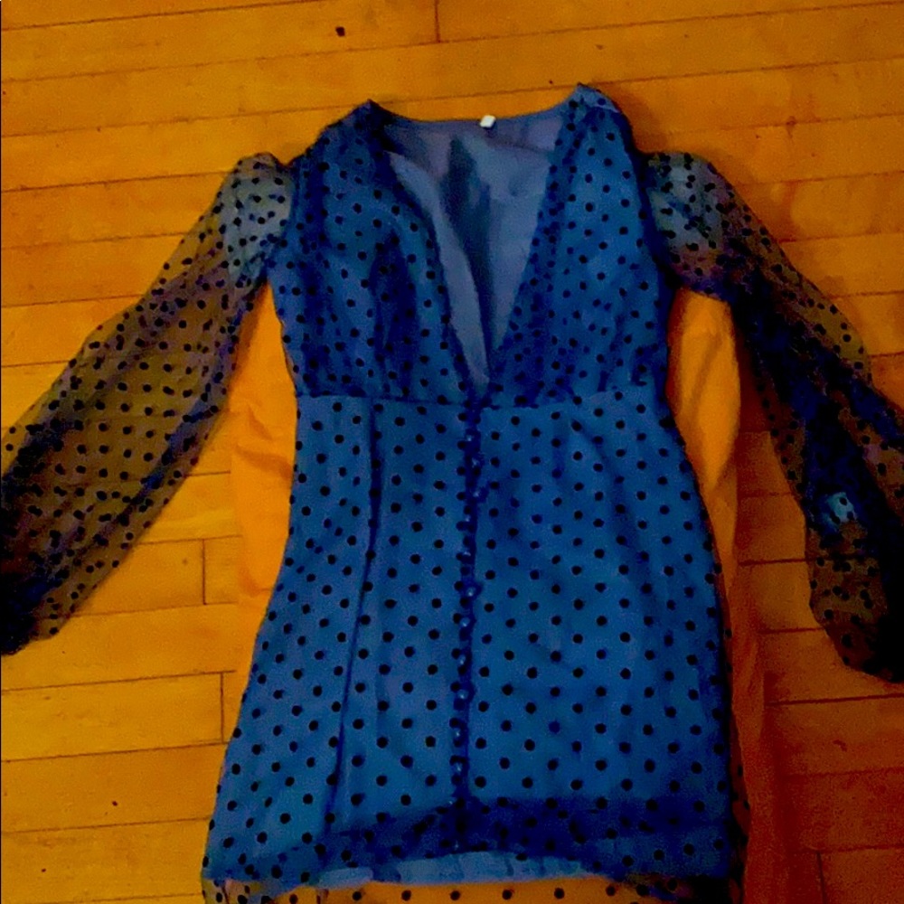 Mini dress/vneck, so cute runs small tho!